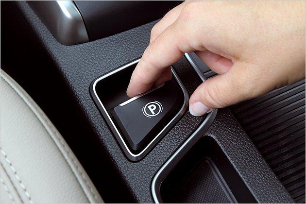 Sogar Technik-Details wie eine elektrisch bediente Feststellbremse gibt es - das gibts noch nicht mal bei einem Premiumfahrzeug wie dem BMW X1