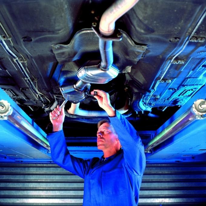 Der Schadstoffausstoß von Diesel-Motoren kann auf das erlaubte Maß reduziert werden. Das kostet entweder Geld oder treibt den Verbrauch in die Höhe