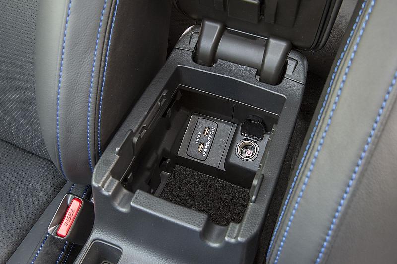 Zwei USB-Anschlussbuchsen sind vorhanden.