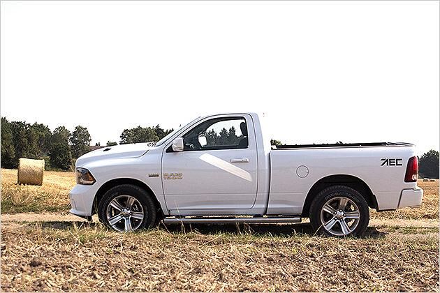 Unser Testwagen ist der "kleine" Ram mit der zweitürigen Regular Cab. 5,31 Meter lang ist er trotzdem