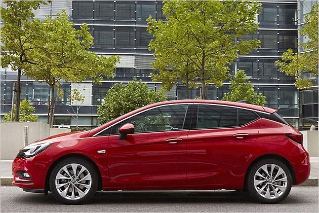 Der neue Astra wird 50 Millimeter kürzer und 25 Millimeter flacher. Der Radstand wurde um 23 Millimeter eingeschrumpft