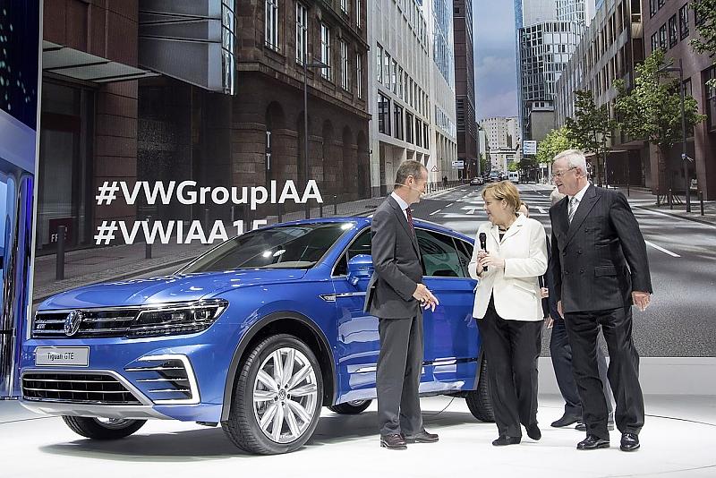 Martin Winterkorns letzter großer Auftritt als VW-Chef auf der IAA zusammen mit der Bundeskanzlerin Angela Merkel und VW-Markenchef Herbert Diess