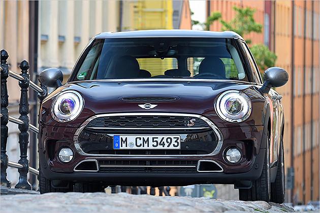 Im Cooper S Clubman arbeitet ein Zweiliter-Vierzylinder-Benziner mit 192 PS und 300 Newtonmeter Drehmoment