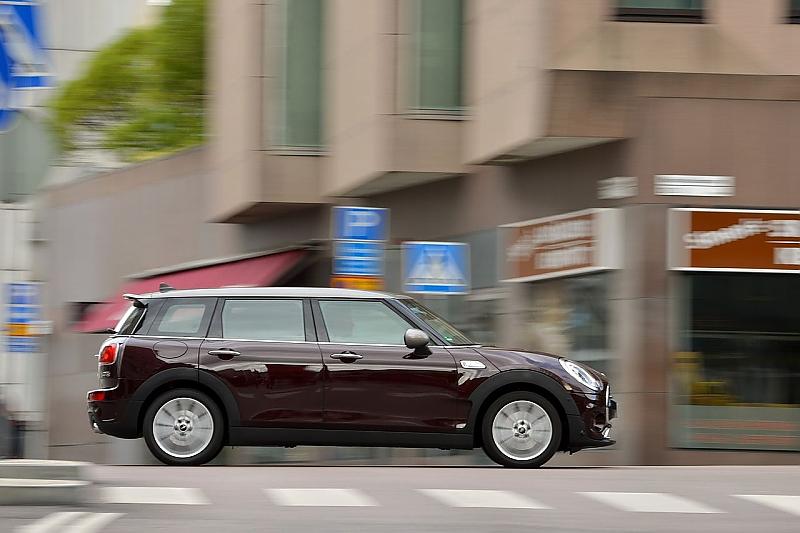 Der längere Radstand macht den Clubman souveräner als bisher und die durch zusätzliche Streben steifere Karosserie hilft beim Schlucken von Boden-Unebenheiten