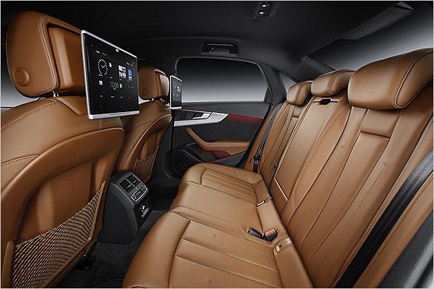 Der Raum hinten reicht auch für Sitzriesen leicht aus. Audi-Tablets können als Rear Seat Entertainment bestellt werden