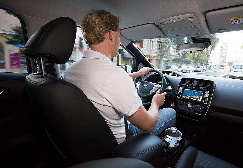 Redakteur Marcel Sommer im neuen Nissan Leaf.