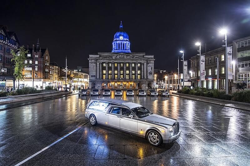 Das britische Bestattungsunternehmen A. W. Lymn mit seiner Rolls Royce Flotte