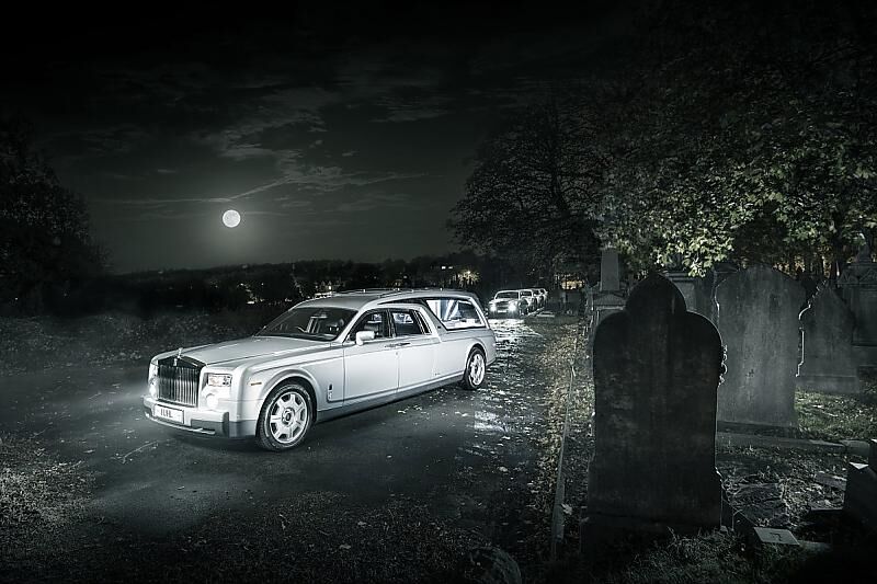 Das britische Bestattungsunternehmen A. W. Lymn mit seiner Rolls Royce Flotte