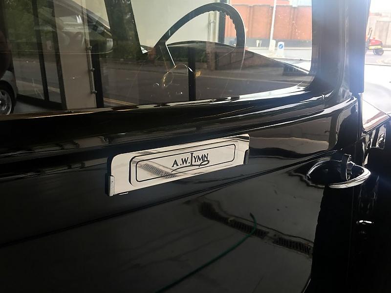 Das britische Bestattungsunternehmen A. W. Lymn mit seiner Rolls Royce Flotte