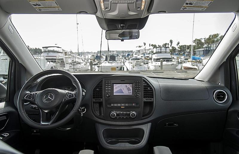 Nix geht ohne Cupholder: Mercedes Metris in den USA