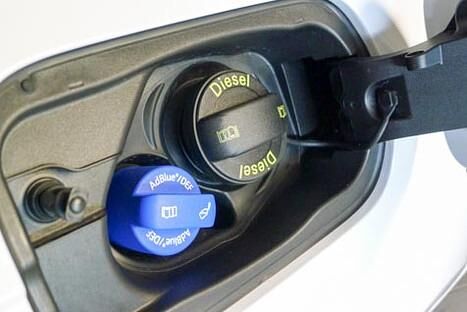Nicht nur sauber, sondern rein. Die Diesel brauchen für die Einhalltung der Grenzwerte einen Zusatz.