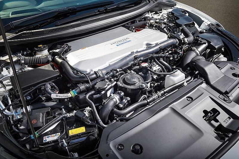 Der Motor und die Brennstoffzelle passen zusammen unter die Motorhaube