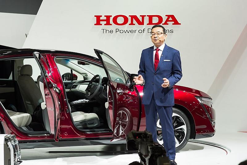 Honda-Chef Takahiro Hachigo stellte den FCV Clarity auf der Tokyo Motoeshow