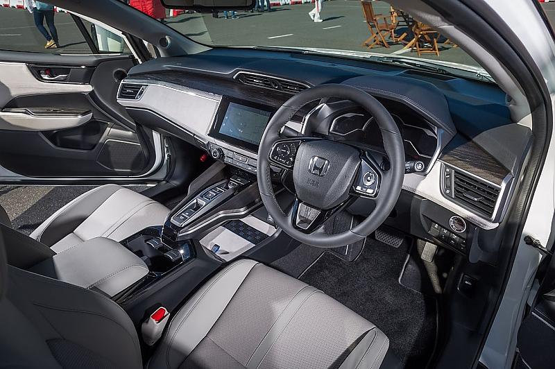 Im Cockpit sind holzähnliche Applikationen vorhanden