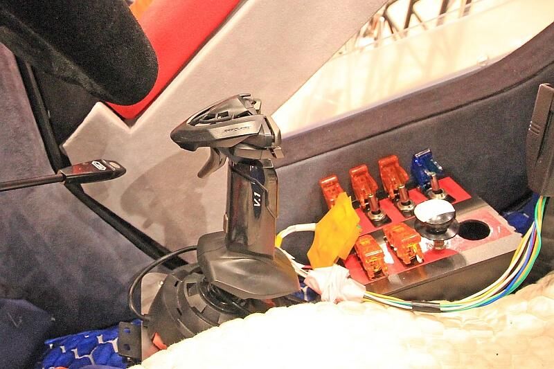 Per Joystick wird im aufrechten Zustand gelenkt.
