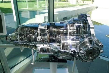 Durch einen Trick gelingt es die Vorderachse in die Höhe der Motor Getriebe Schnittstelle zu legen. Das begünstigt die Fahreigenschaften.
