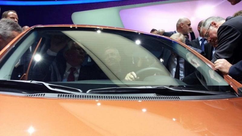 VW-Chef Martin Winterkorn zusammen mit Ulrich Hackenberg im Hyundai i10 auf der IAA.
