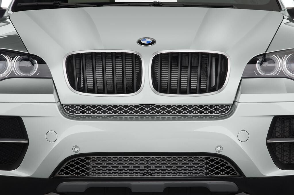 BMW X6 (Baujahr 2010) xDrive35i 5 Türen Kühlergrill und Scheinwerfer
