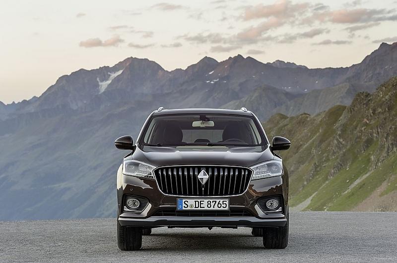Der große Kühlergrill dominiert die Front des Borgward BX 7