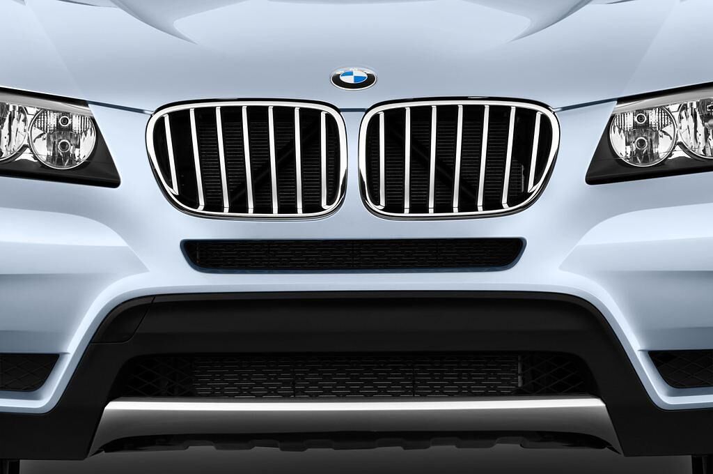 BMW X6 (Baujahr 2013) xDrive35i 5 Türen Kühlergrill und Scheinwerfer