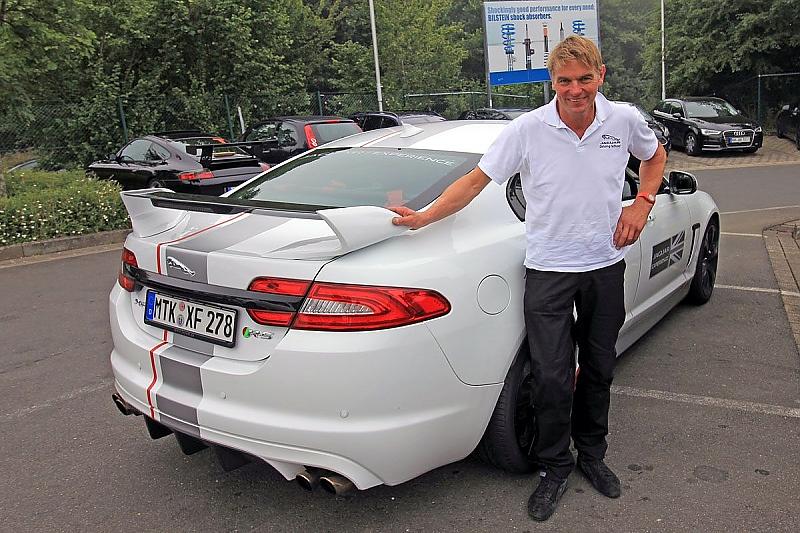Rennfahrer Dieter Häckel bringt begeisterten Fans auf der Nordschleife den neuen Jaguar XF RS im Renntempo näher.