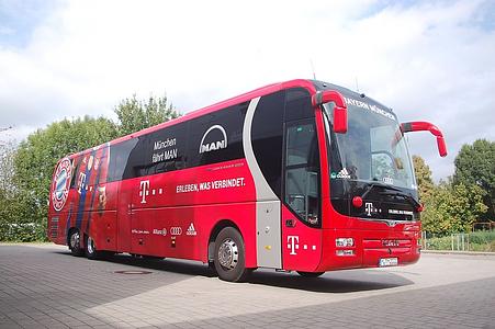Die Mannschaftsbusse der Fußball-Bundesligisten - So fahren die Bundesliga-Stars ins Stadion