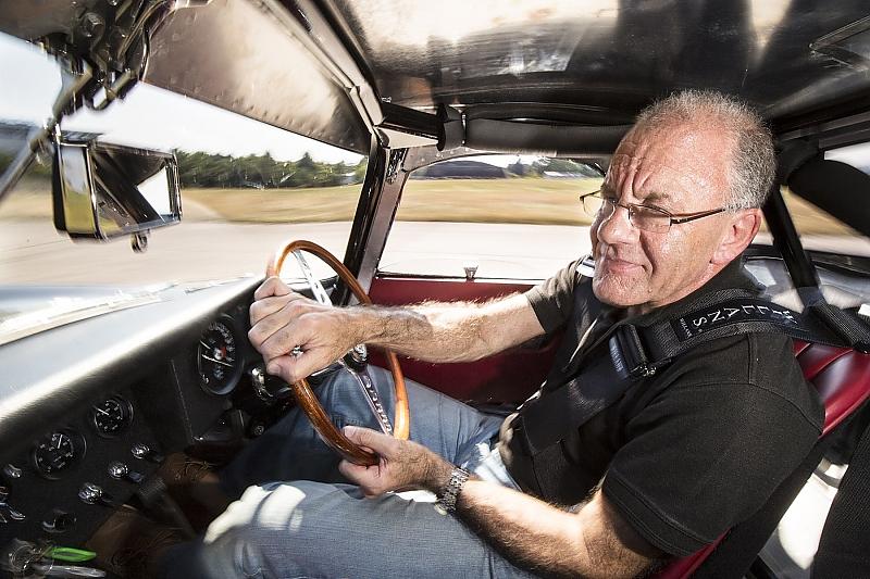 Jaguar Ingenieur Kev Riches am Steuer des neuen Jaguar Lightweight E-Type.