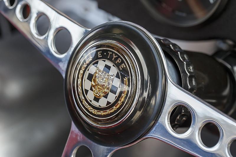 Ein echter Hingucker: das Jaguar-Emblem auf dem Lenkrad.