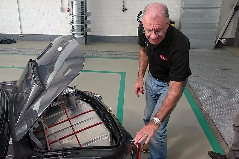 Kev Riches zeigt, dass die neuen sechs Jaguar Lightweight E-Type ordentliche Spaltmaße haben.