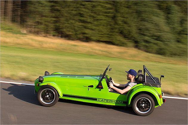 Natürlich sieht der Caterham 275 nicht anders aus als alle anderen Caterhams. Und er fährt auch so: absolut anbetungswürdig