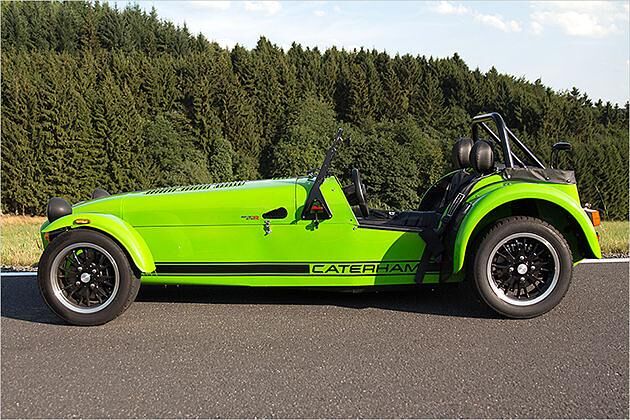 Der Caterham 275 ist in der Basis ab 35.695 Euro zu haben. Die hier getestete, eher auf Rennstrecke getrimmte R-Version kostet mindestens 42.775 Euro