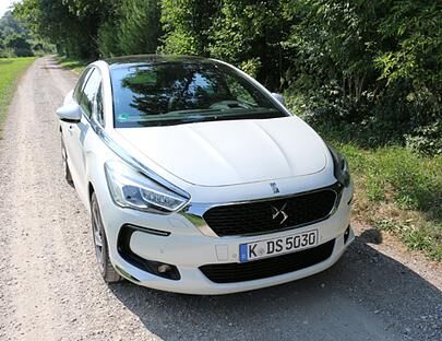 Auffällig sind neben den neuen Scheinwerfern auch die Chromverzierungen, die sich bis zur A-Säule des DS5 hoch ziehen.