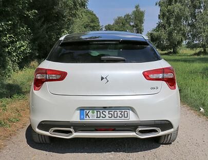 Das Heck des DS5 wirkt sportlich und bullig. Nachteil: eine unpraktisch hohe Ladekante.