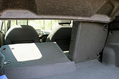 Bei umgeklappter Rückbank stehen im Peugeot 208 maximal 1076 Liter Kofferraumvolumen zur Verfügung. Eine ebene Ladefläche ergibt sich leider nicht.