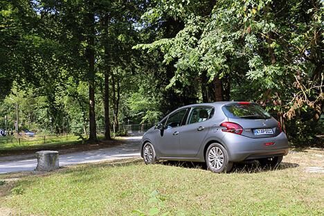 Von hinten erkennt man das Facelift des Peugeot 208 an neu gezeichneten LED-Rückleuchten.