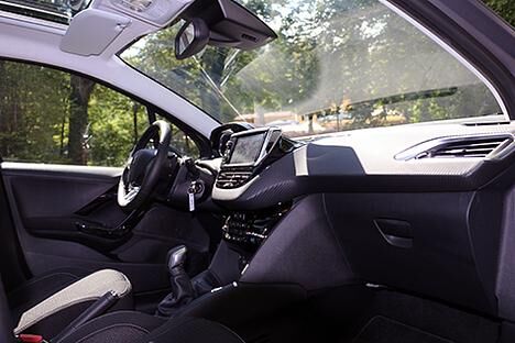 Im Interieur des neuen Peugeot 208 kommt viel Hartplastik zum Einsatz. Das schmälert leider den äußeren Eindruck vom schicken Stadtflitzer.