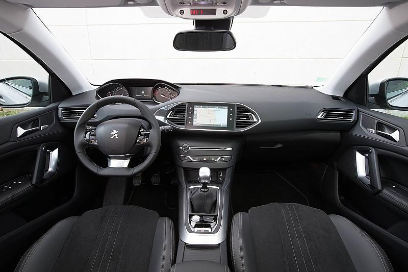 Das Cockpit wirkt aufgeräumt