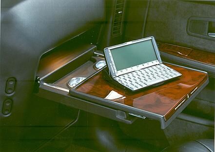 ...Laptop-Tisch bietet die erste Generation des Audi A8 Oberklasse-Feeling der 90er Jahre.