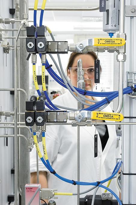 Um die Handhabung des Bio-Treibstoffs zu erleichtern, setzt man auf Varianten, die bereits flüssig vorliegen
