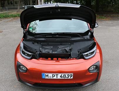 Der Akku des BMW i3 ist im Boden des Fahrzeugs verbaut, um den Schwerpunkt des Wagens möglichst niedrig zu halten. Dort, wo andere Autos einen Motor haben, ist beim i3 Stauraum für Ladekabel.