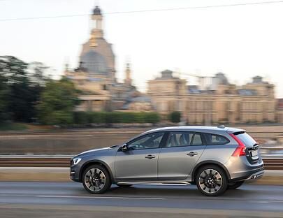 Mit dem keilförmigen Design und höheren Radstand kommt der Volvo V60 Cross Country recht bullig daher.