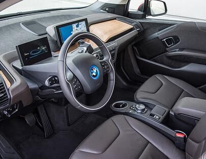 Das Interieurdesign "Suite" macht im BMW i3 mit Ledersitzen und Holzapplikationen optisch schon was her.