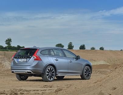 Die Karosserie des Volvo V60 Cross Country wurde um satte 65 Millimeter höhergelegt. Das ist mehr als bei vielen vergleichbaren Offroad-Kombis.