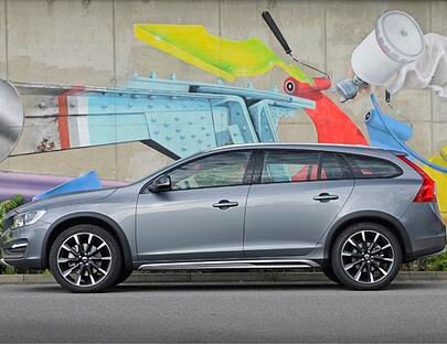 Gegensatz: Vor der bemalten Wand wirkt der Volvo V60 Cross Country etwas fad.