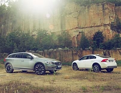 Als einziger Hersteller bietet Volvo den V60 Offroad-Ableger Cross Country nicht nur als Kombi, sondern auch als Limousine an.