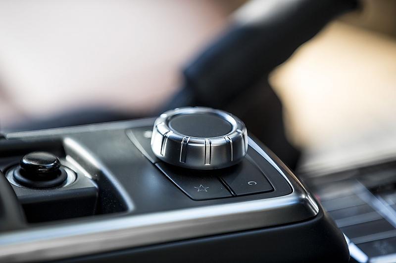 Die Infotainment-Schaltzentrale des Mercedes Benz G 350 d.