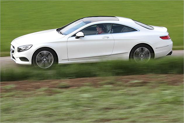 Mit dem 5,03 Meter langen S-Klasse Coupé ist den Schwaben ein großer Wurf gelungen. Die Designsprache des großen Zweitürers zieht sich mittlerweile durchs halbe Modellprogramm
