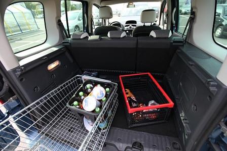 In den Kofferraum des Renault Kangoo läßt sich ein Einkaufswagen schieben und bequem umladen