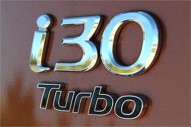 Verheißungsvoll: Dreidimensionaler Turbo-Schriftzug am Heck