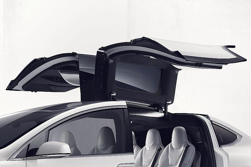 Zum Fliegen reichen sie noch nicht, die Falcon-Wing-Türen des Tesla Model X.